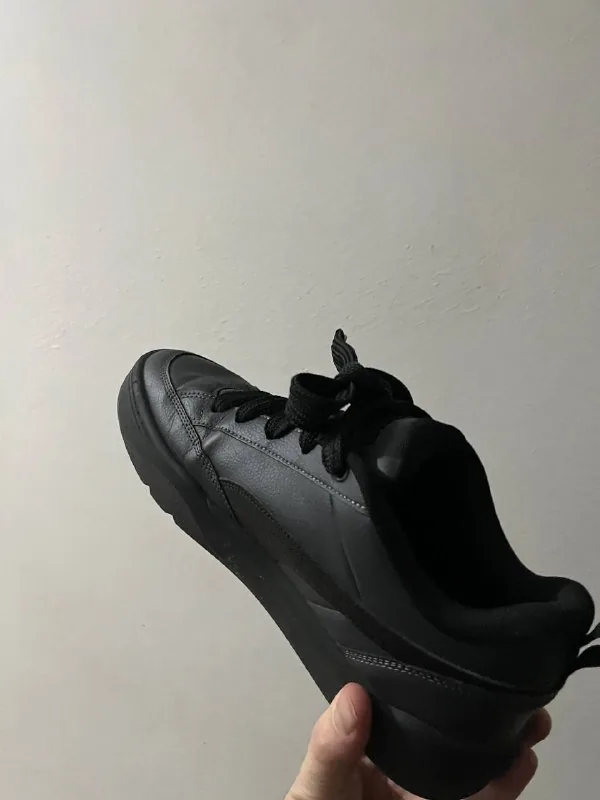 Original black PUMA sneakers 1