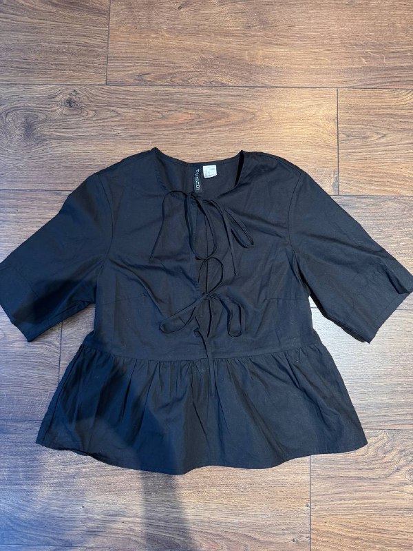 Купальники, пляжное покрывало, рубашка, кроссовки, джинсовая куртка, джинсы 4