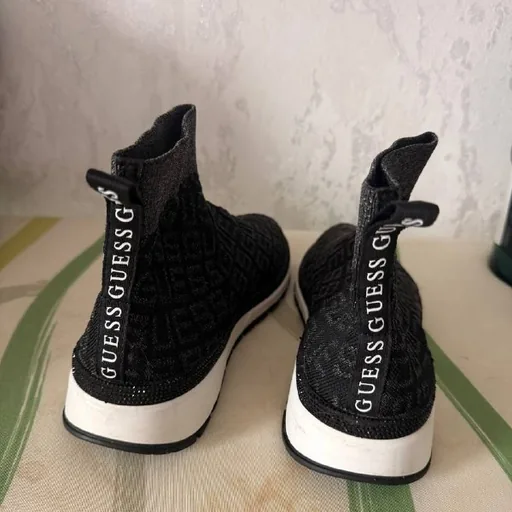Женские кроссовки Guess, размер 39