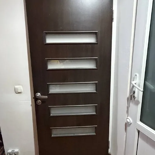 Коричневые двери