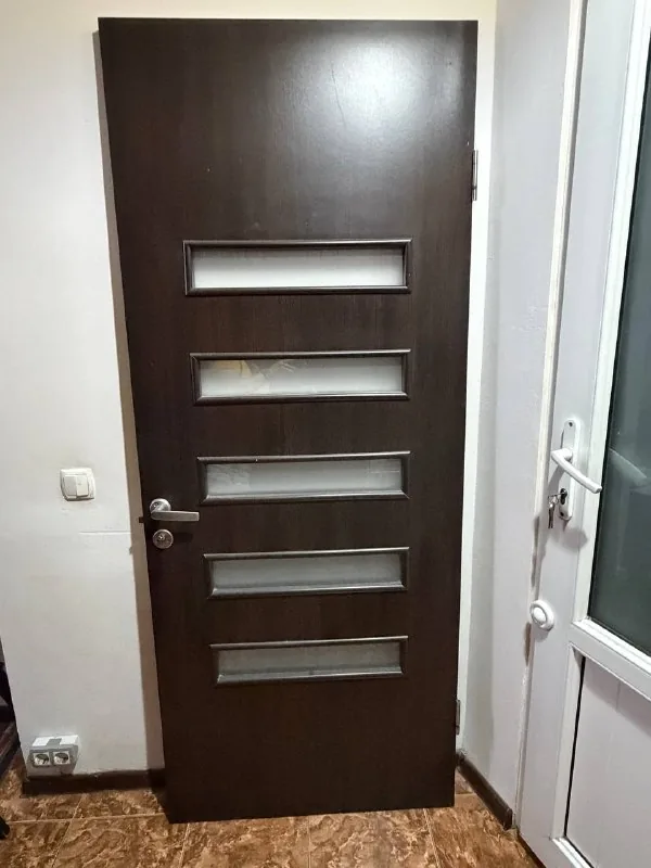 Коричневые двери 1