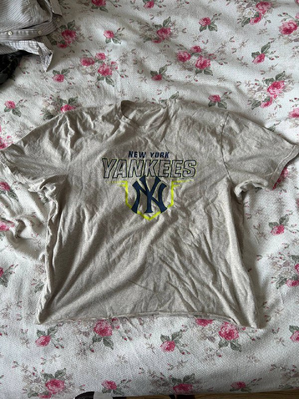 Рубашка белая Asos, коричневая кофта H&m, дождевик Puma, рубашка Ralph Lauren, футболка NY Yankees, ремень с мехом, рубашка Ikea, джинсы Levi’s, кепка, жилетка, рубашка DC, наушники Sennheizer, шорты Lee 3