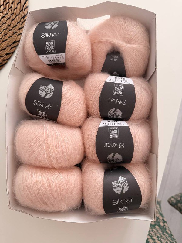 платье, косметика, вязальные нитки, фоторамки, банданы, настольная лампа, духи 4