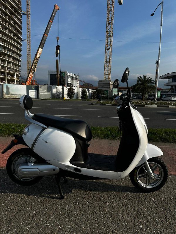 Белый мотоцикл-скутер 2