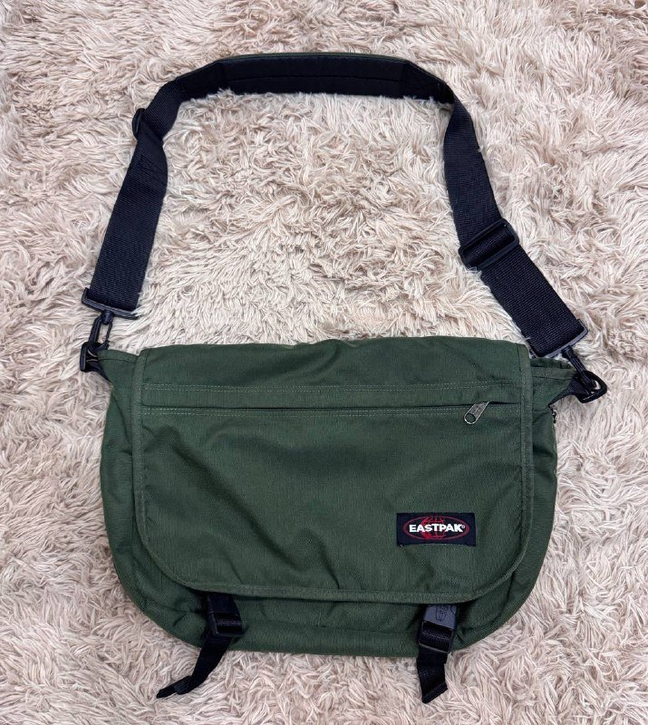 Зеленая сумка на плечо Eastpak