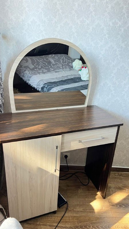 Гардероб, тумбочка, трильяж, кровать