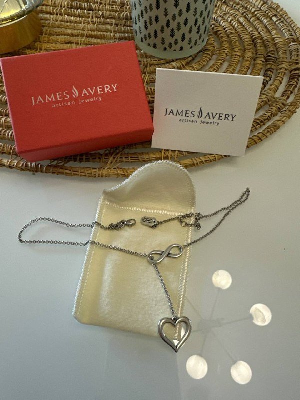 Серебряное ожерелье с подвеской в форме сердца и бесконечности