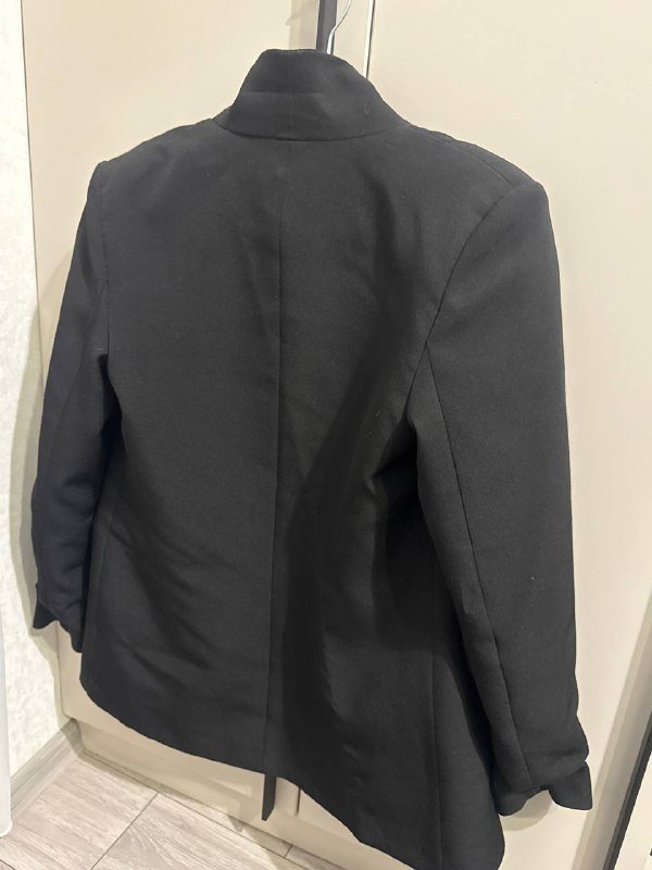 Голубой костюм, черная блузка, черный пиджак 6