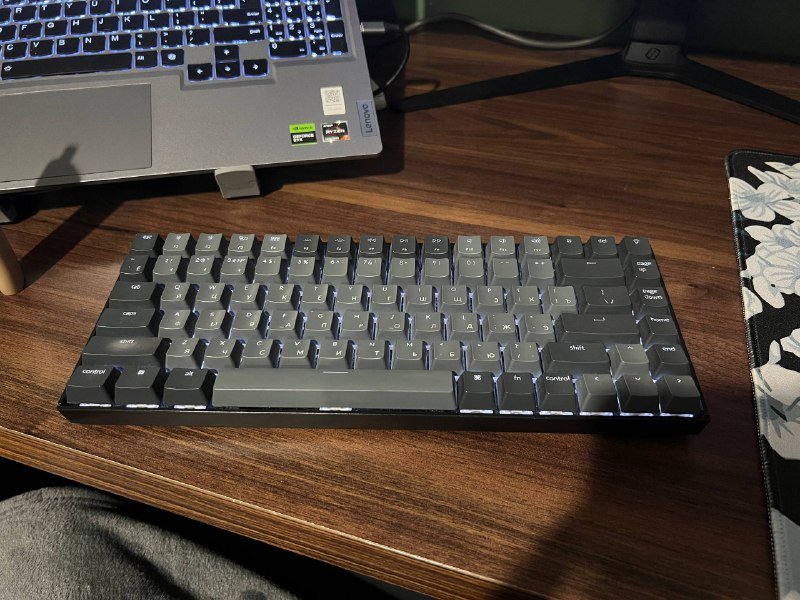 Keychrone K2 с дополнительными кейкапами и пуллером