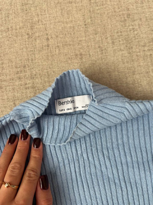 Бежевый тренч, лонгслив Bershka, велюровая кофточка, джинсы Bershka, кофточка Zara 4