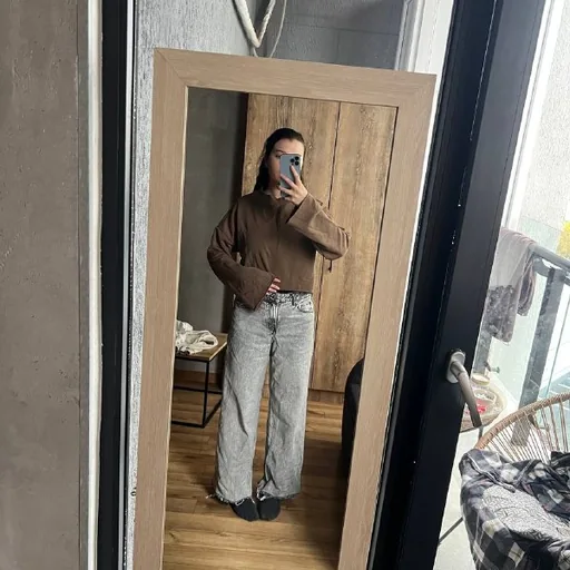 Women’s brown long-sleeve shirt