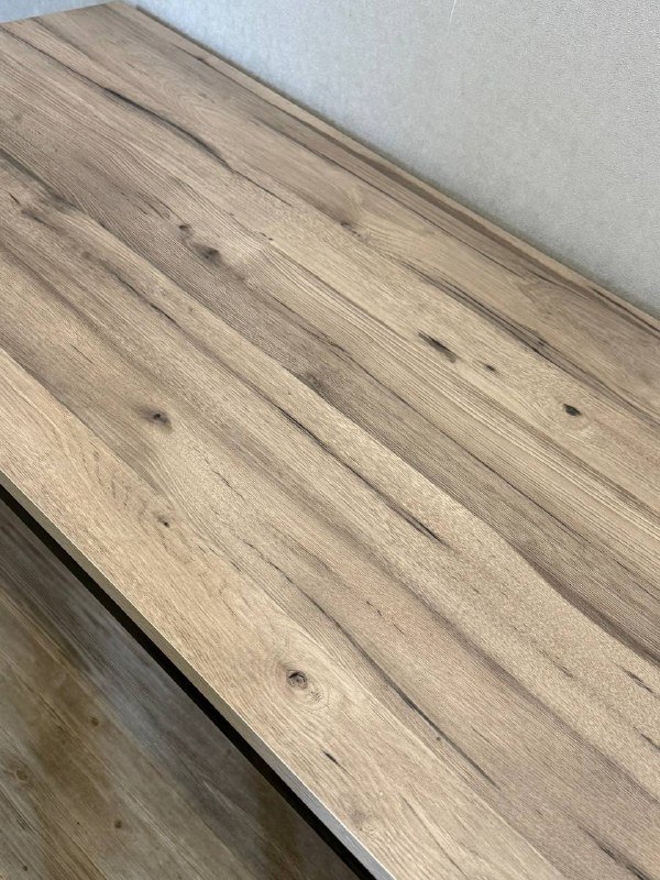 Стол с деревянной столешницей и металлическими ножками 3