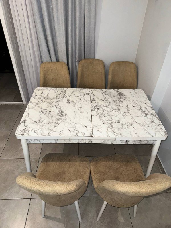 Раздвижной стол и 5 мягких стульев 2