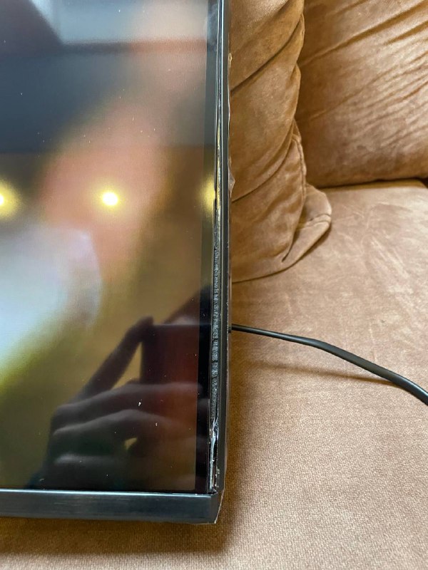 Samsung 4K smart TV with wall mount 3