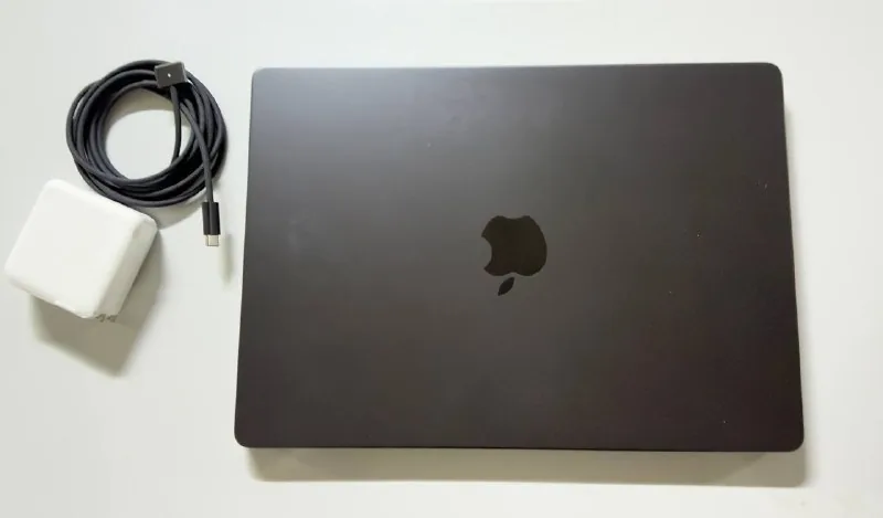 MacBook Pro 14-inch M5 24GB 1TB Space Black 1