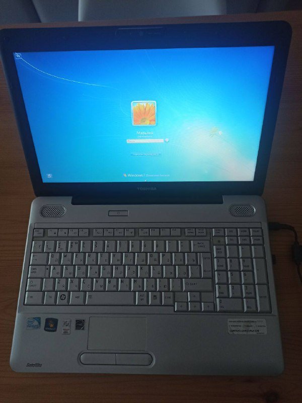 Ноутбук Toshiba Satellite L500-1UG с DVD-приводом