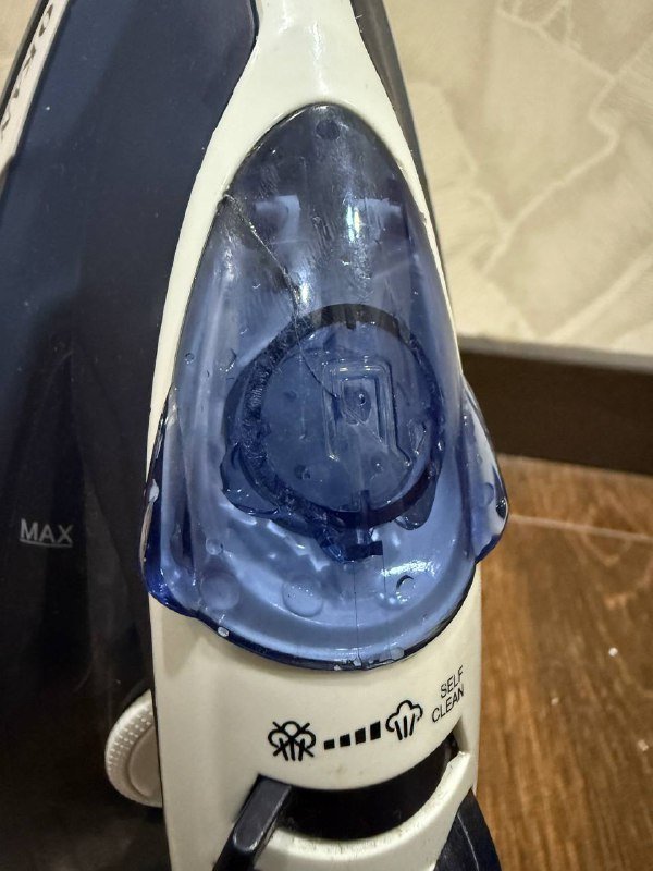 Утюг с трещиной на резервуаре и перегнутым проводом 3