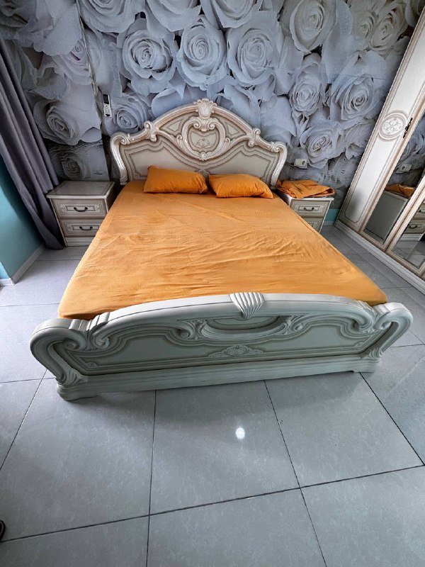 Коричневый комод, шкаф, тумбочки, кровать, зеркало, обувница, вешалка 5