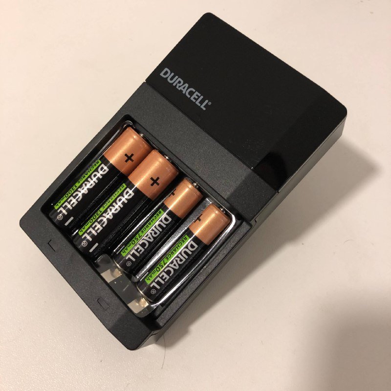 Аккумуляторы Duracell и зарядный блок