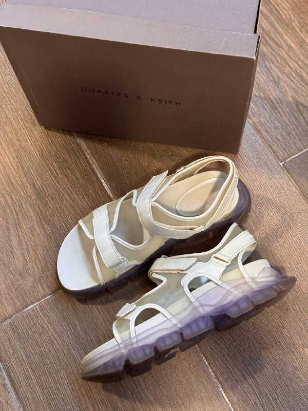 Босоножки Charles&Keith с прозрачной подошвой 2
