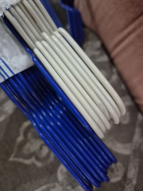 Вешалки прорезиненные белые и синие 2