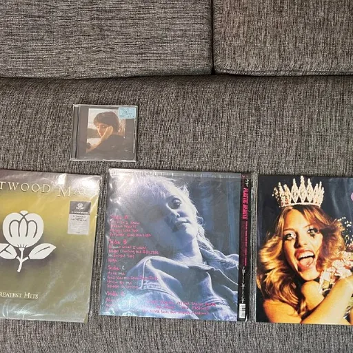 Пластинки и CD, Fleetwood Mac, Miley Cyrus, Hole, Clairo