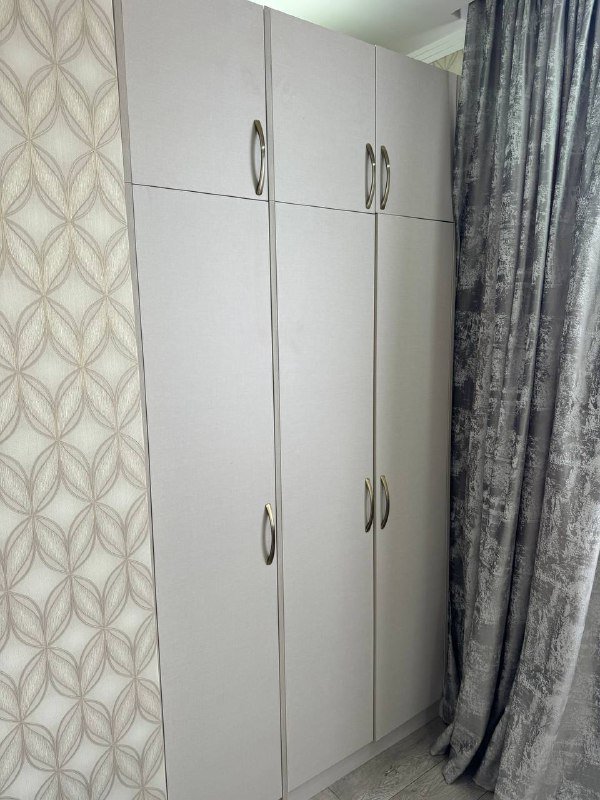 Кровать, тумбы, туалетный столик, шкаф