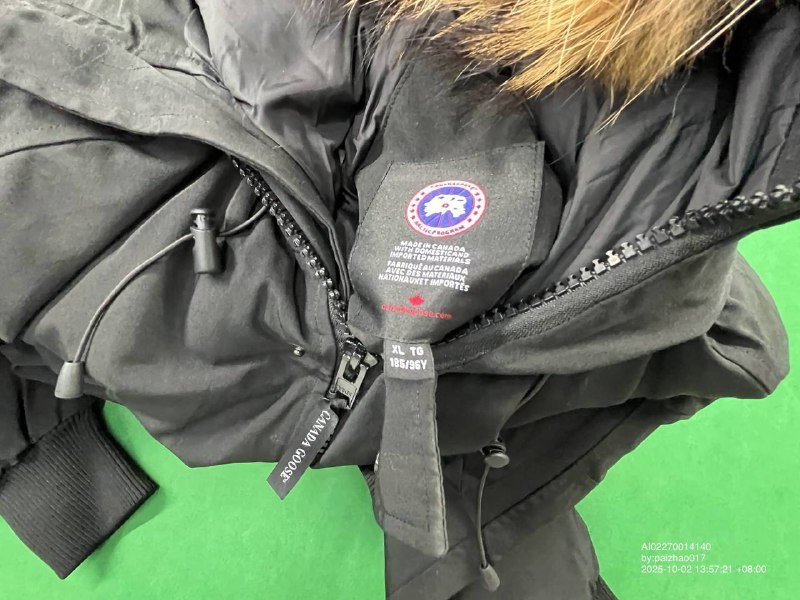 Canada Goose черная куртка с мехом на капюшоне 3