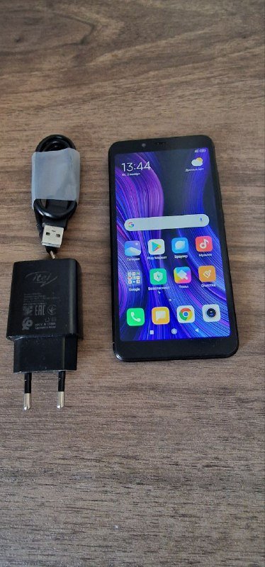Мобильный телефон Redmi 6A, зарядное устройство