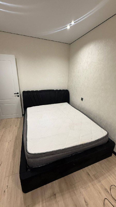 Кровать с матрасом 160x200