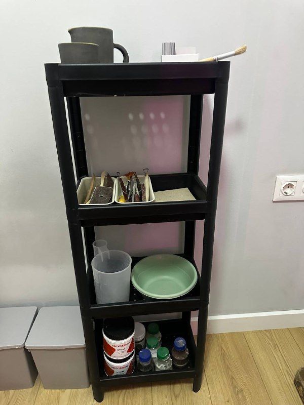 Стеллаж пластиковый Икеа, стул деревянный, столик Икеа 2