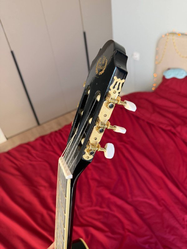 Классическая гитара с нейлоновыми струнами 4