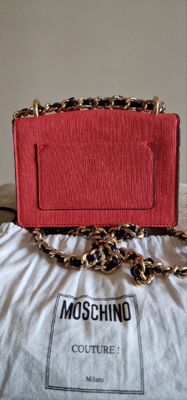 Сумка Moschino Couture, высокие кеды Michael Kors, пуховик Moncler 3