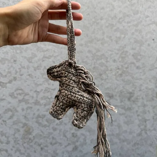 Вязаный обвес на сумку — лошадка