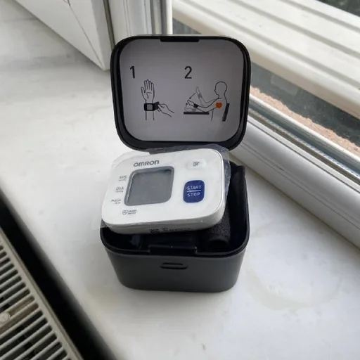 Тонометр на запястье Omron RS2