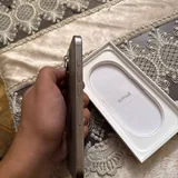 iPhone с зарядным устройством 5