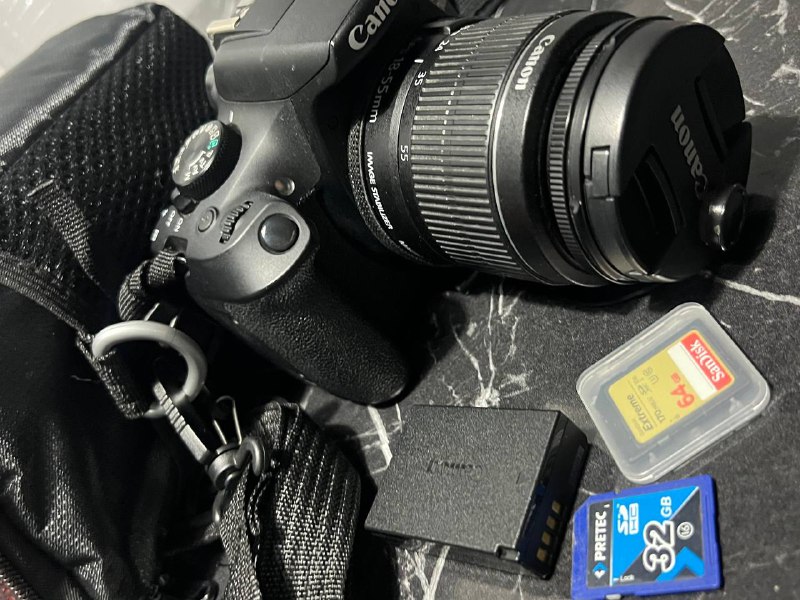 Фотоаппарат Canon EOS 1300D с аксессуарами