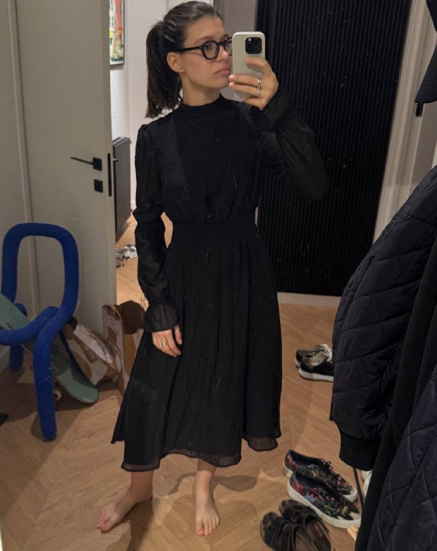 Черное платье струящееся, джинсы Guess бежевые 4