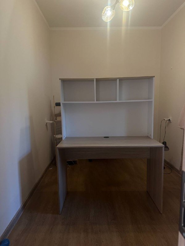 Два стола с мебелью 3