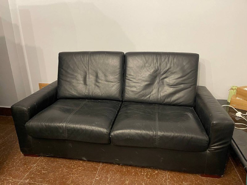 Диван кожа, стол стекло с металлом