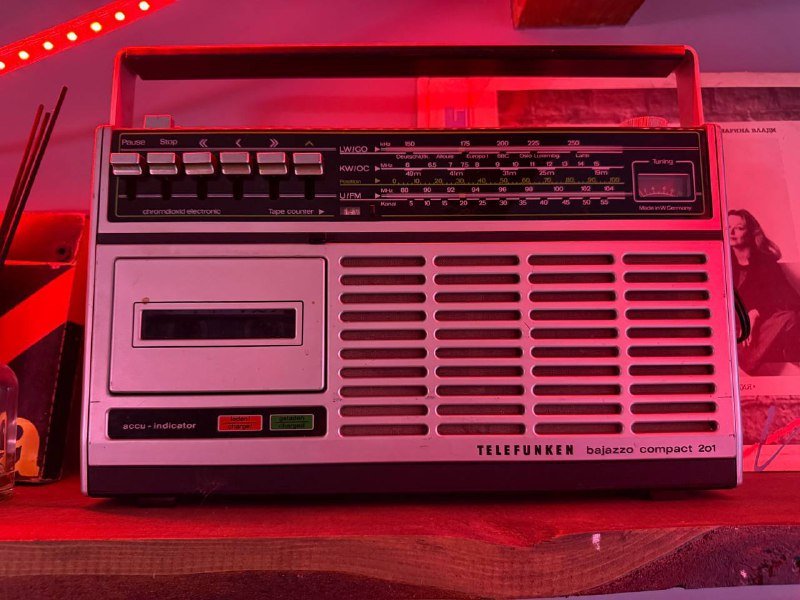 Неоновые вывески, растения, ковры, картины, мебель, бытовая техника, телевизоры, магнитофон 6