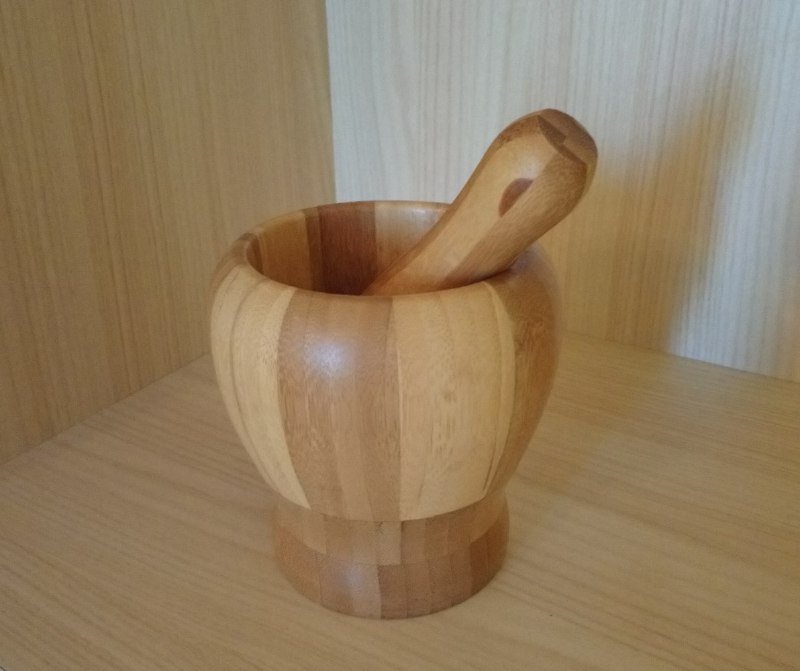 Деревянная ступка и пестик для специй