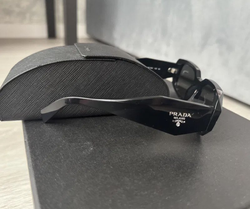 Солнцезащитные очки Prada 2