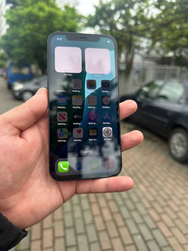 iPhone 11 64GB White, iPhone 12 64GB Midnight, iPhone SE 64GB Black 3