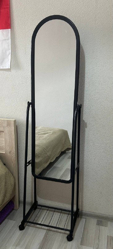 Зеркало, лампа, полка этажерка