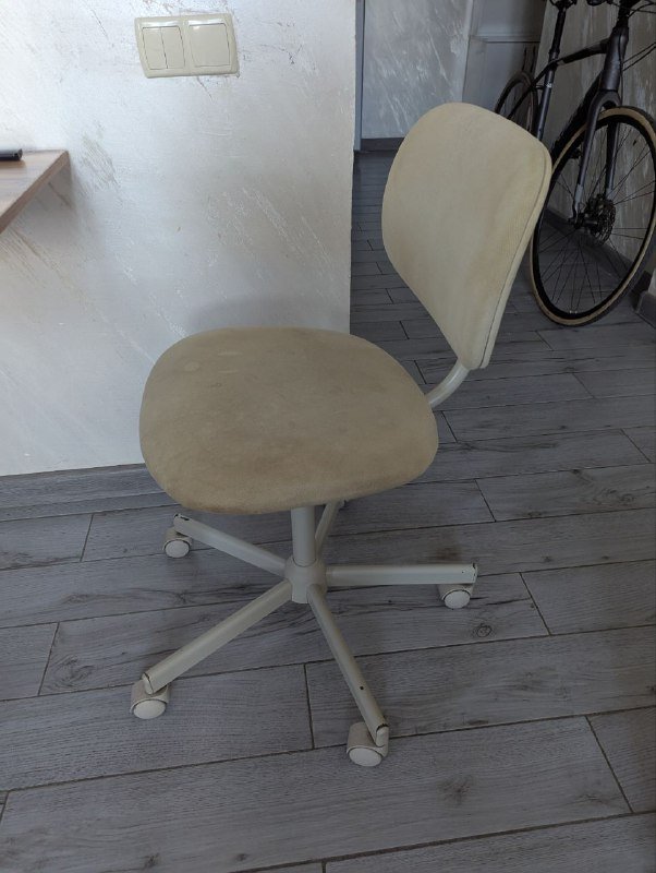 Компьютерные кресла серое и черное