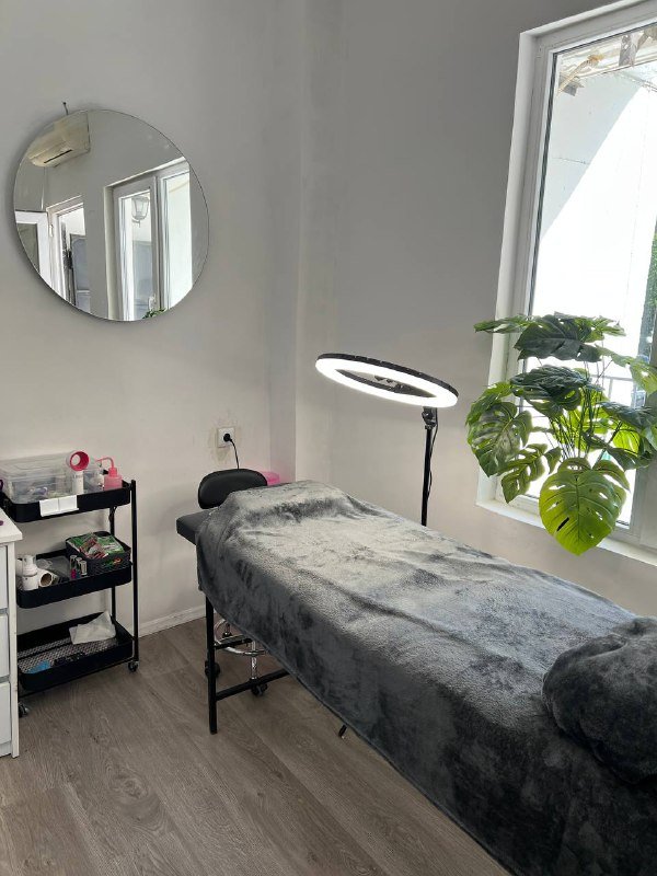 Салонное оборудование, кресло педикюрное, стол маникюрный, лампы, аппарат strong, гель лаки, кушетка, сухожар, кресло на колесиках, материалы для ламинирования, пылесос