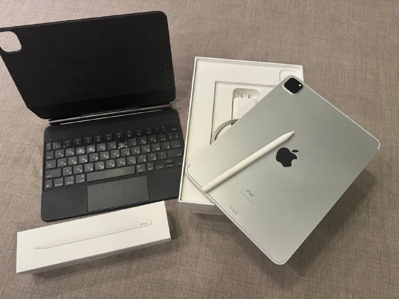 iPad Pro 11 256GB с Apple Pencil и чехлом-клавиатурой 3