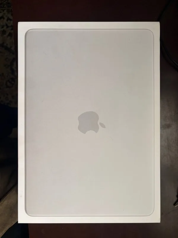 MacBook Neo 256 Silver, iPhone SE 2020 Product Red