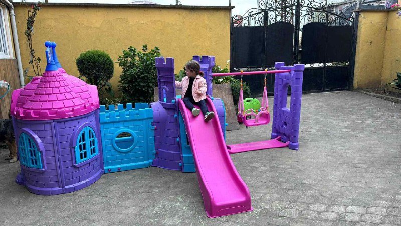 Детская игровая площадка с горкой и качелями